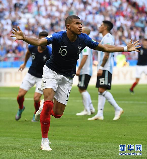 西甲最新积分榜：巴萨4分优势领先皇马居首，马竞黄潜紧随（西甲积分榜更新：巴萨以4分优势力压皇马登顶，马竞与黄潜紧追其后）