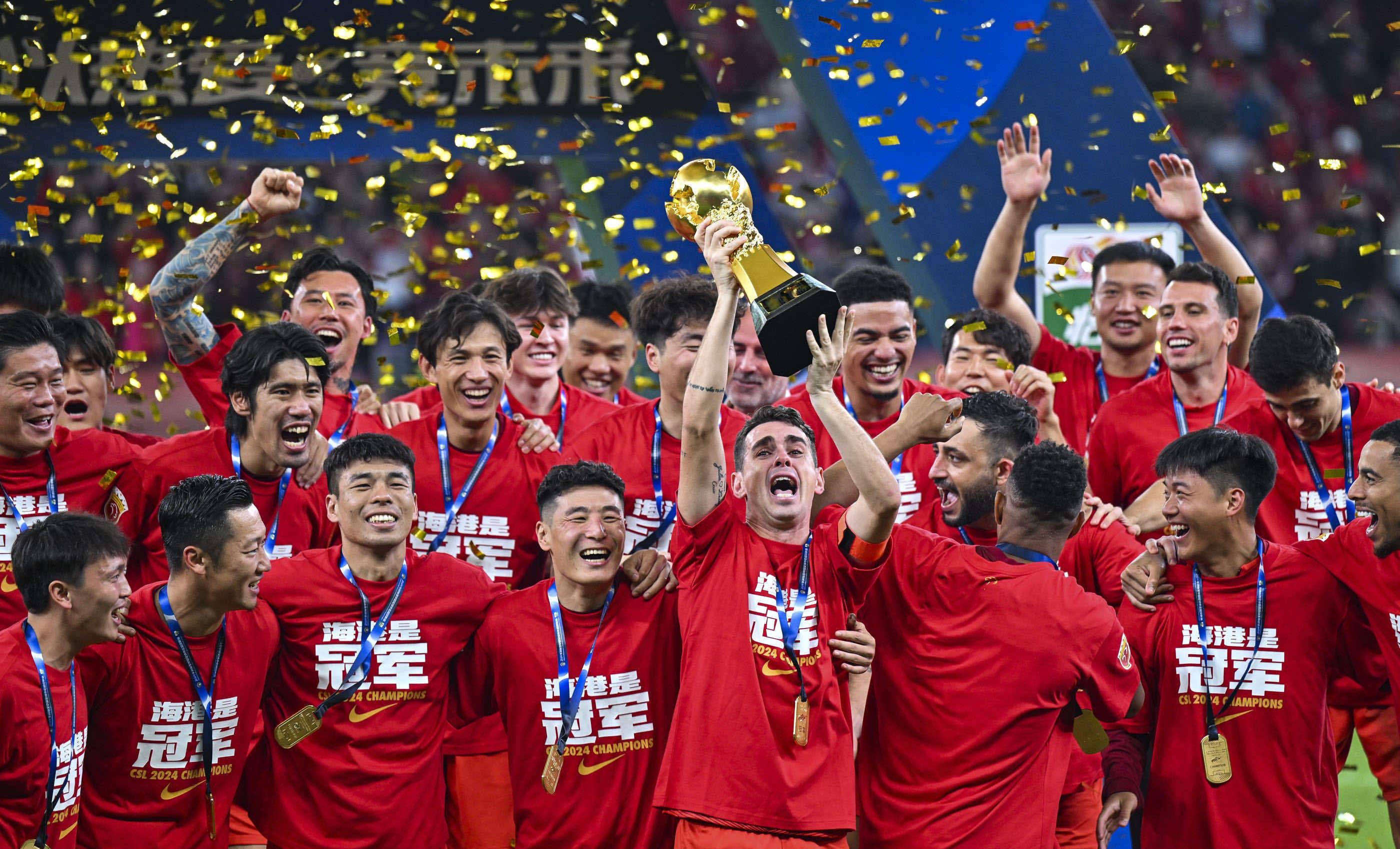 上海申花续约斯卢茨基，欲在亚冠和巴西引援中提升竞争力，期待其带领球队争冠。（申花续约斯卢茨基：力拼亚冠、升级巴西引援，盼率队冲冠）