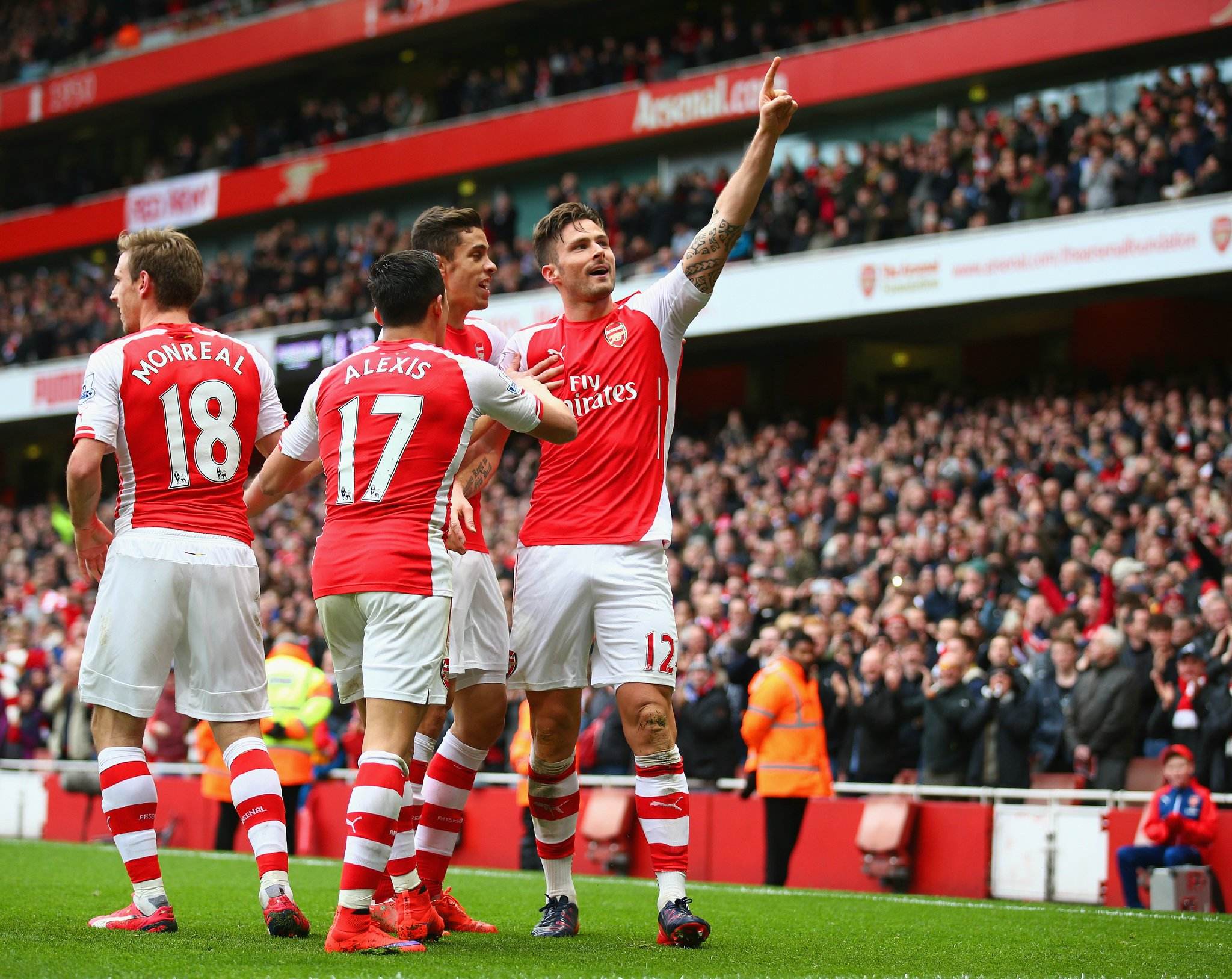 瑞典超保级附加赛被迫四次中断，球迷燃放烟火致人造草皮起火