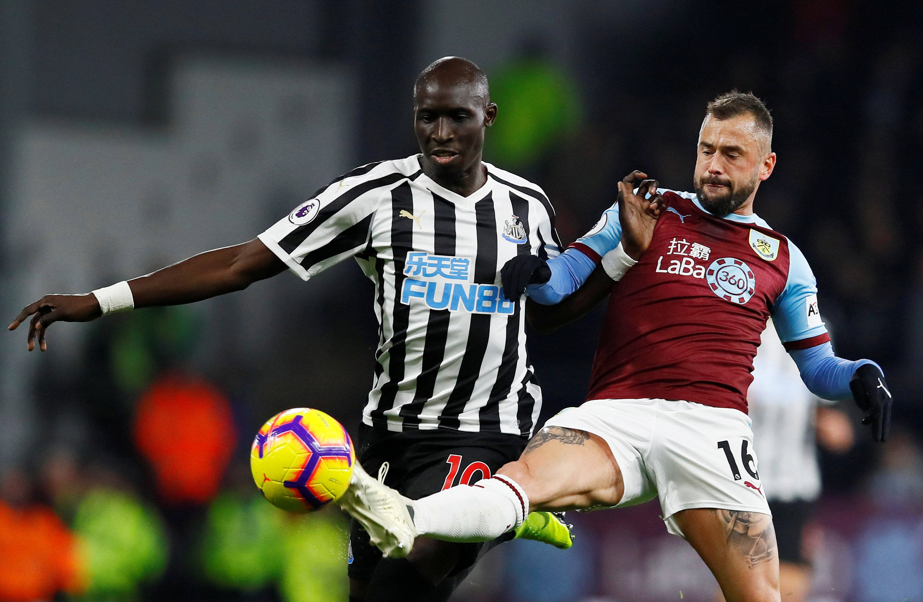 赵鹏：蒋4朱5是国内顶级中卫，但他俩搭配踢亚冠还是太吃力了（赵鹏：蒋4与朱5虽属国内顶级中卫，搭档征战亚冠仍显吃力）