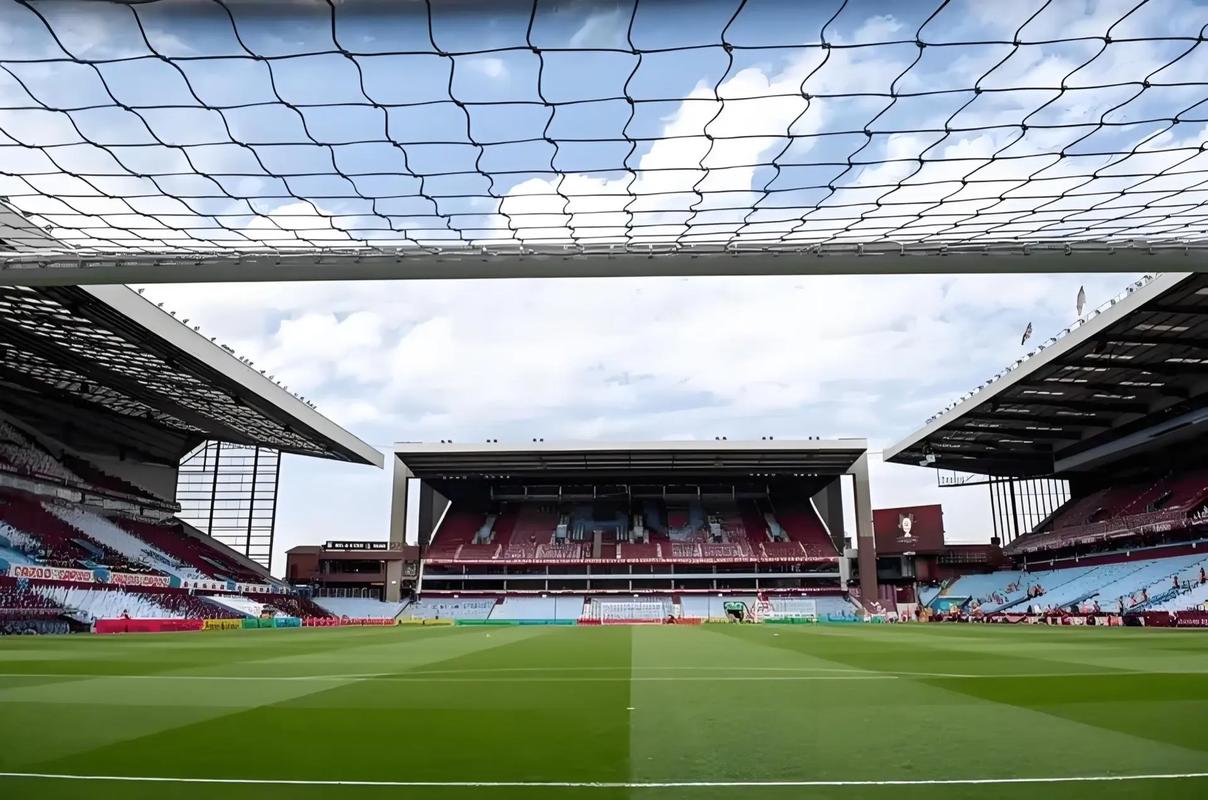 悼念若塔，红军名宿汤普森与毕包主席赛前在KOP看台前献花圈